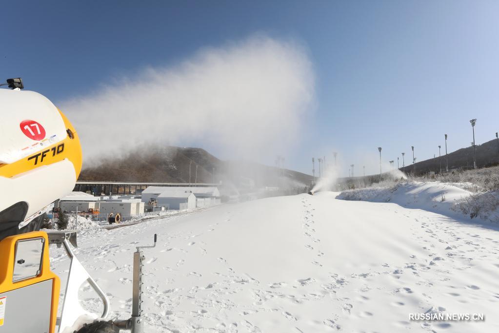 Производство снега в Национальном лыжном центре в Чжанцзякоу