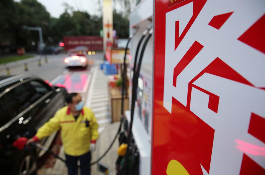 Китай снижает розничные цены на бензин и дизельное топливо