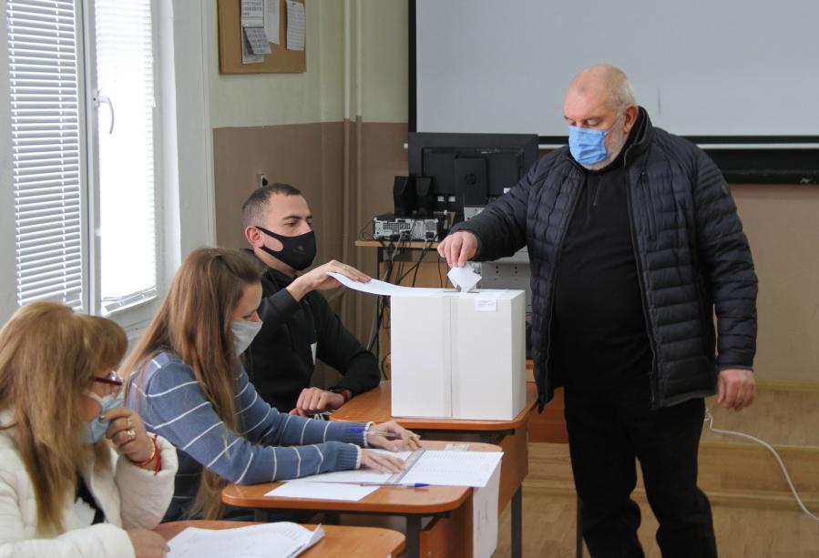 В Болгарии начался второй тур президентских выборов