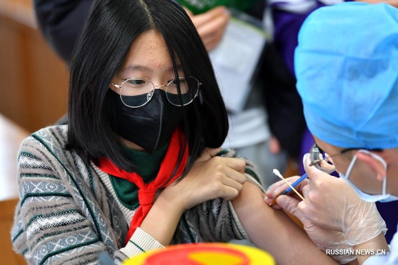 Школьникам в Тайюане делают прививки от COVID-19