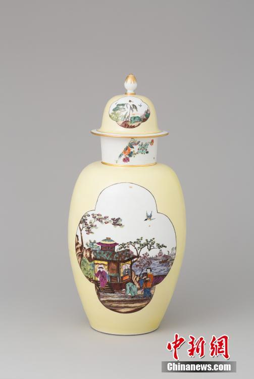 На фото: фарфоровая ваза, изготовленная в китайском стиле на Мейсенском фарфоровом заводе в Германии в период с 1735 по 1740 год.