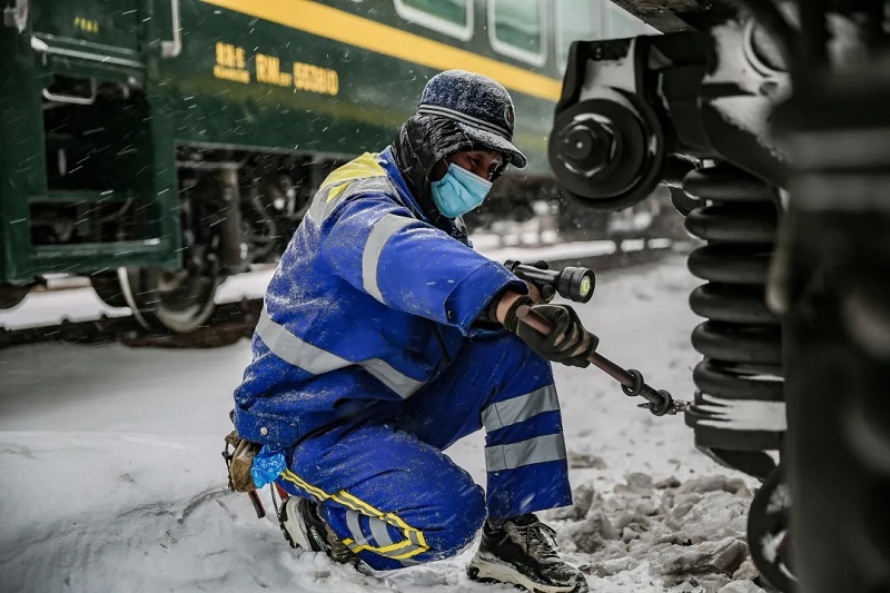 Железнодорожники в провинции Хэйлунцзян изо всех сил борются с метелью