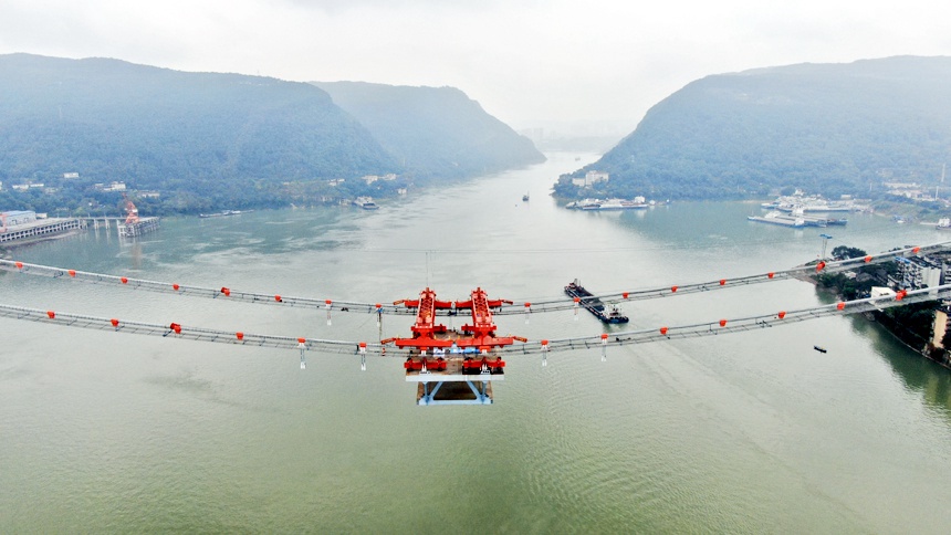 Успешно установлена первая секция стальной решетчатой балки моста Гоцзято через реку Янцзы