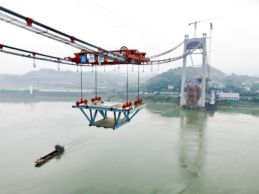 Успешно установлена первая секция стальной решетчатой балки моста Гоцзято через реку Янцзы