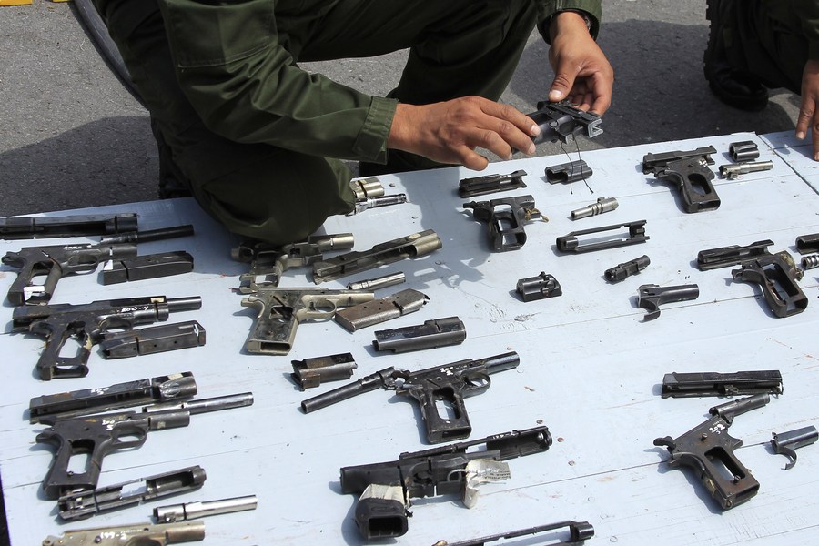 Правительство Мексики подает в суд на американских производителей оружия за содействие насилию -- Dallas Morning News