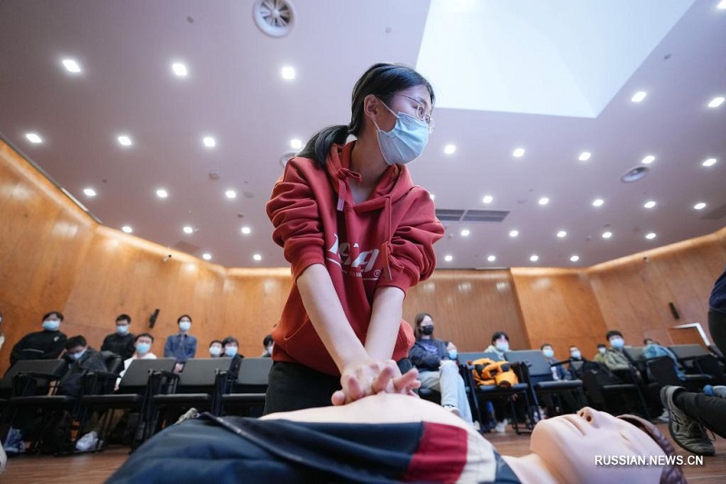 Университет "Цинхуа" провел для волонтеров Олимпиады практическое занятие по оказанию первой помощи