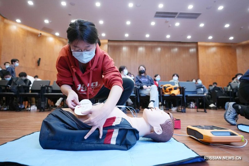 Университет "Цинхуа" провел для волонтеров Олимпиады практическое занятие по оказанию первой помощи