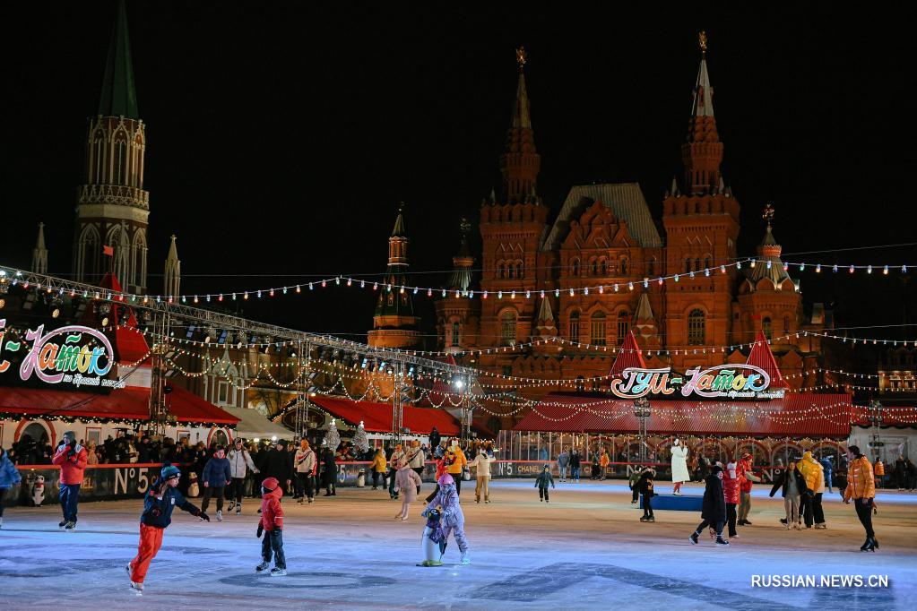 На Красной площади в Москве заработал ГУМ-каток