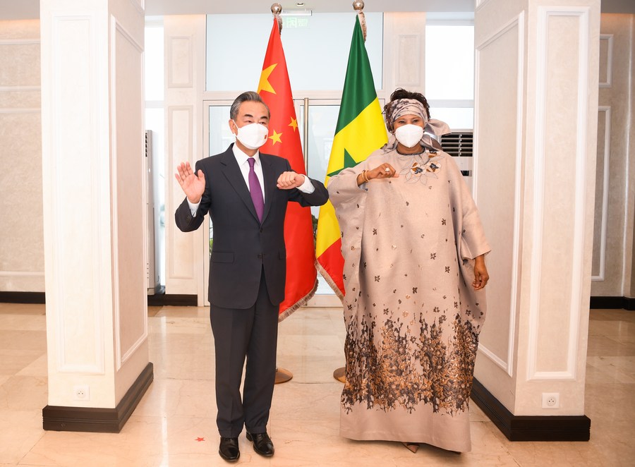 Ван И встретился с министром иностранных дел Сенегала Айсатой Таль Саль