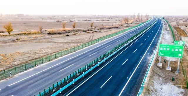 Завершено строительство основного участка первой скоростной автомагистрали в пустыне Синьцзяна