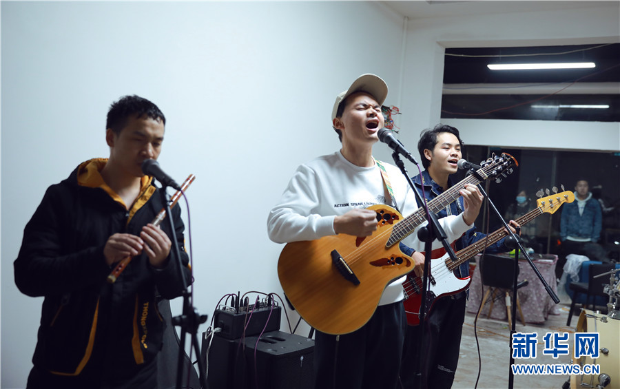 Для музыкантов группы «Чжэ Эргэнь» даже слепота – не помеха на пути к мечте