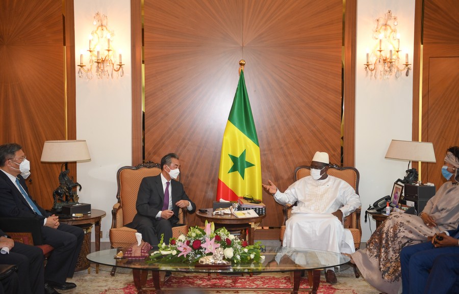 Президент Сенегала Маки Саль встретился с Ван И