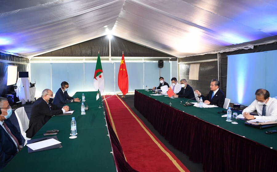 Ван И провел встречу с главой МИД Алжира Р. Ламамрой