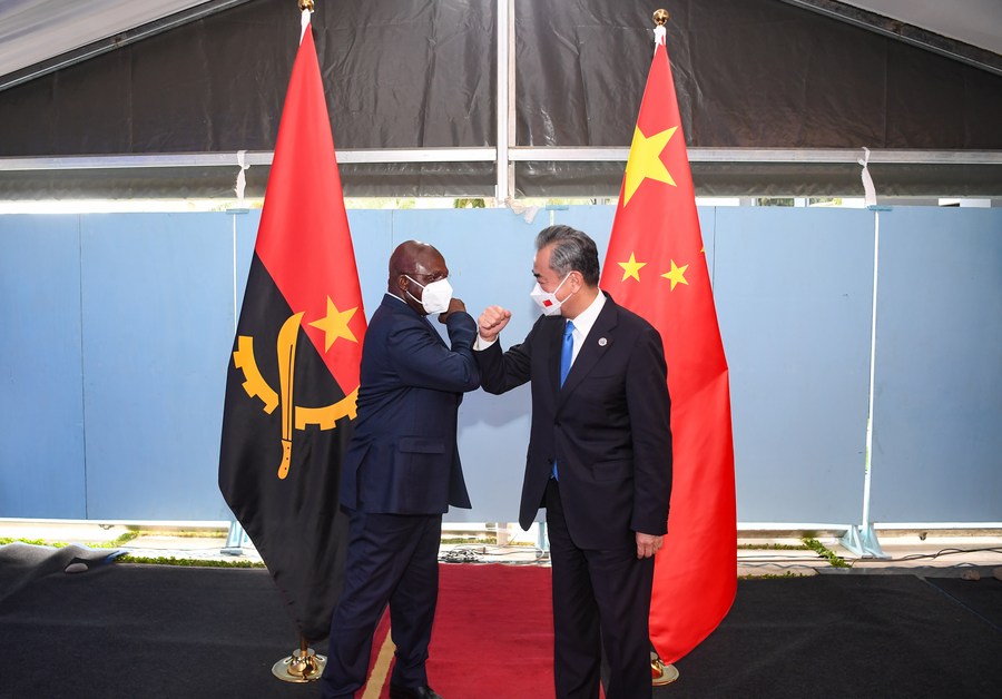Ван И провел встречу с главой МИД Анголы Т. Антониу