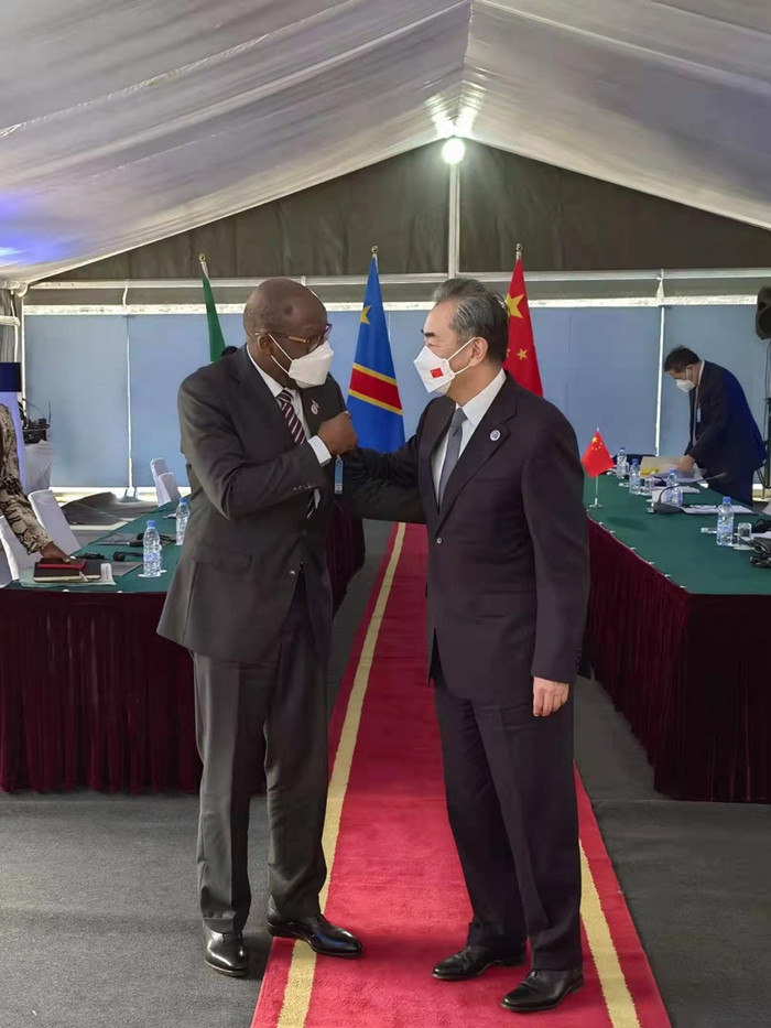 Ван И провел встречу с вице-премьером, министром иностранных дел ДРК Кристофом Лутундулой Апалой