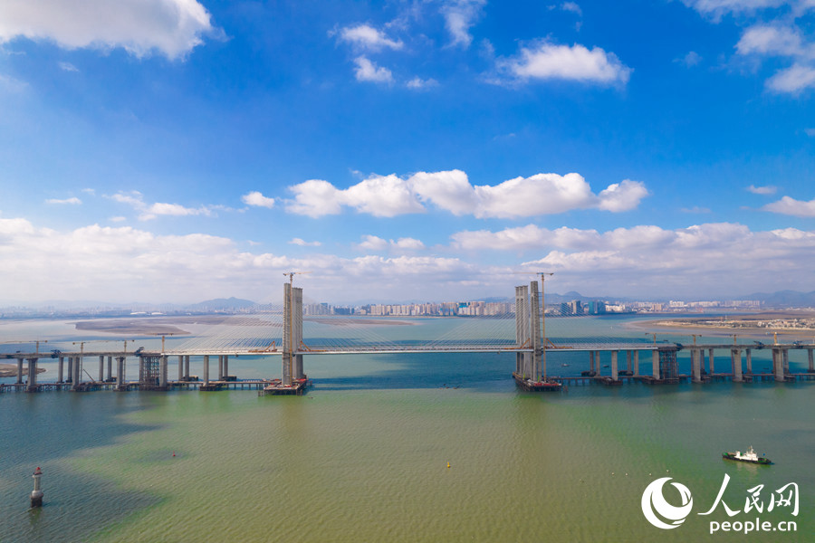 Первый в Китае трансморской мост для высокоскоростного железнодорожного сообщения был полностью соединен