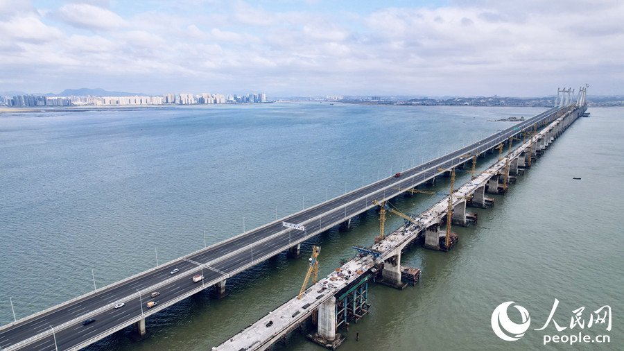 Первый в Китае трансморской мост для высокоскоростного железнодорожного сообщения был полностью соединен