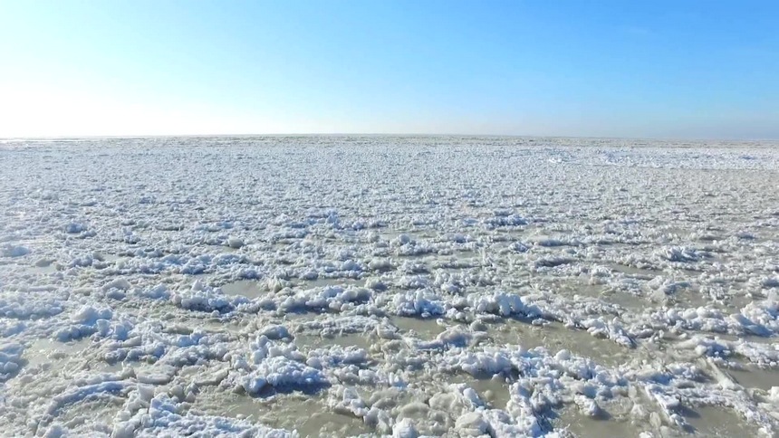 Крупнейшее пограничное озеро между Китаем и Россией вступило в период ледостава