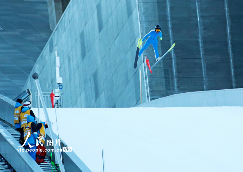 В Национальном центре по прыжкам на лыжах с трамплина открыли первый день пробного катания на лыжах для Зимних игр-2022