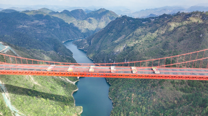 На гигантском мосту Янбаошань в провинции Гуйчжоу начали проводить испытания на статическую нагрузку