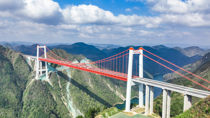 На гигантском мосту Янбаошань в провинции Гуйчжоу начали проводить испытания на статическую нагрузку
