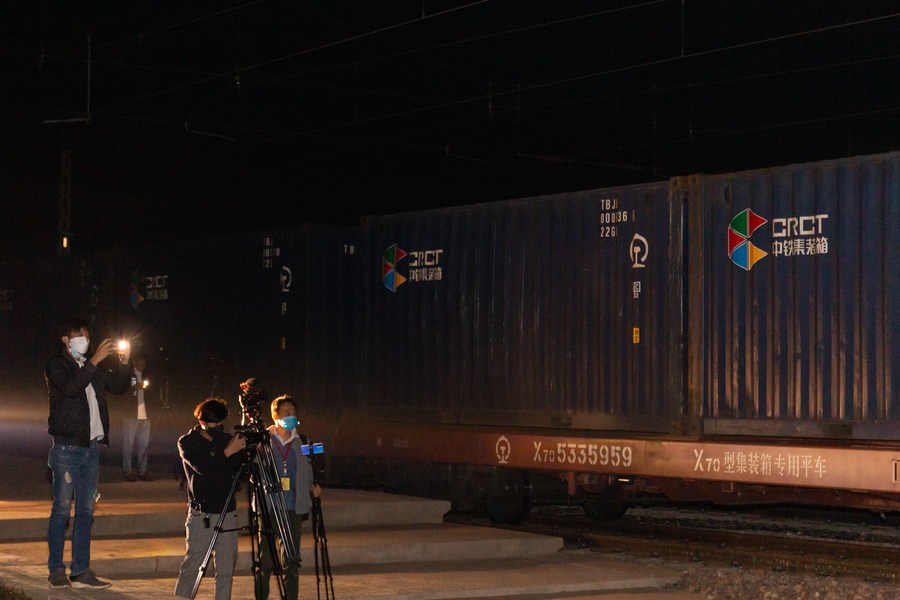 Первый международный грузовой поезд китайско-лаосской железной дороги, отправившийся из Куньмина, прибыл во Вьентьян