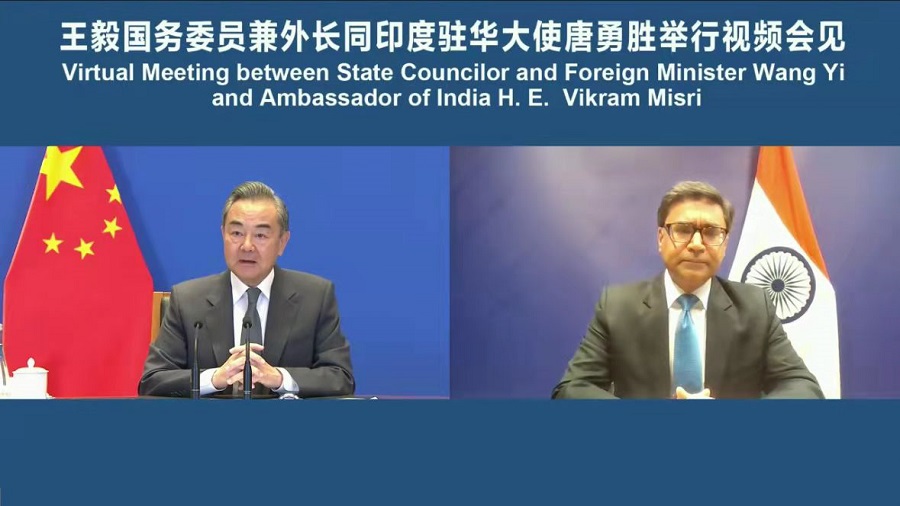 Ван И провел видеовстречу с покидающим пост посла Индии в КНР В. Мисри