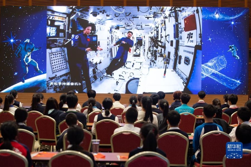 Китайские космонавты провели специальную лекцию из космоса