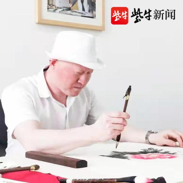 Слабовидящий художник занимается традиционной китайской живописью "гохуа"