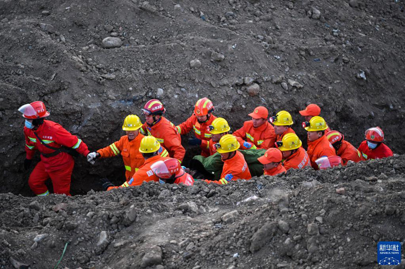 20 человек, заблокированных в затопленной угольной шахте, были спасены на севере Китая