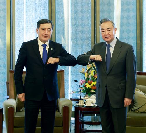 Ван И провел встречу с уходящим со своего поста генеральным секретарем ШОС В. Норовым