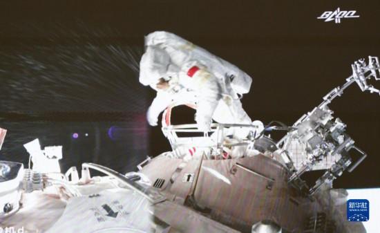 Экипаж пилотируемого корабля "Шэньчжоу-13" успешно выполнил задачи во время второго выхода в открытый космос