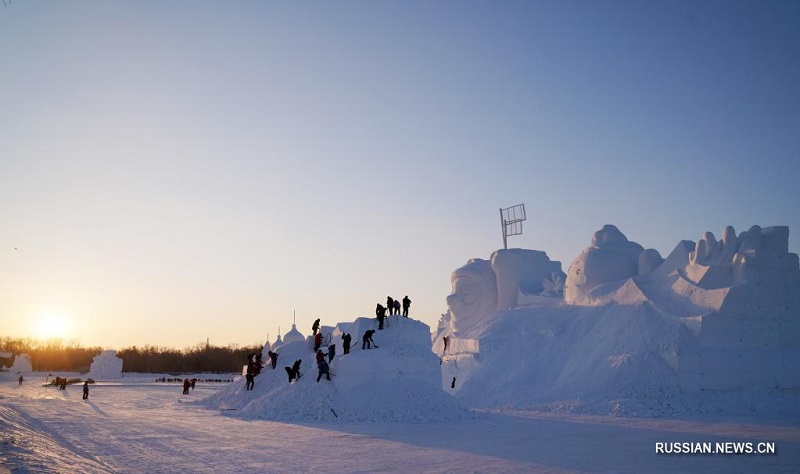 Снежные скульптуры на тему зимних Олимпийских игр представлены в Харбине