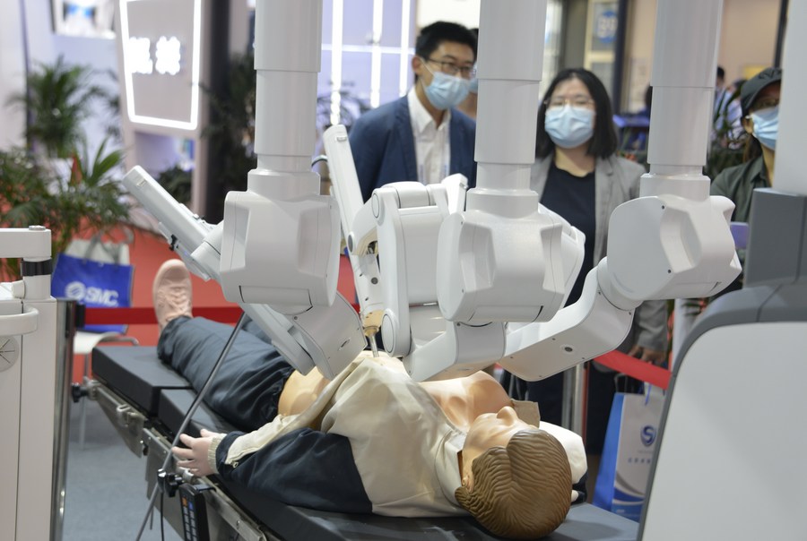 Китайский "однорукий" лапароскопический робот прошел первое клиническое испытание на людях