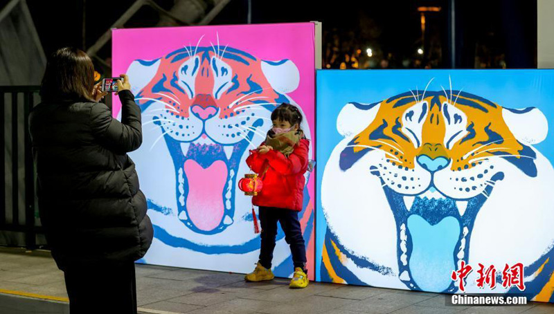 Световые инсталляции в виде тигра привлекают множество туристов в Ухане