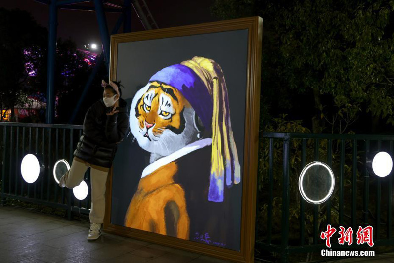 Световые инсталляции в виде тигра привлекают множество туристов в Ухане