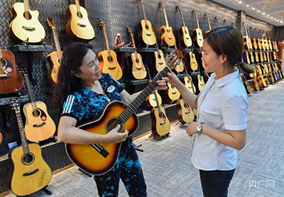 Китайский уезд славится производством гитар