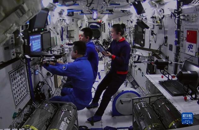 Космонавты пилотируемого корабля "Шэньчжоу-13" завершили эксперимент по ручной стыковке грузового корабля "Тяньчжоу-2" с китайской космической станцией