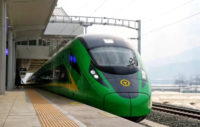 Из глубинного района гор Даляншань отправился первый скоростной поезд "Фусин"