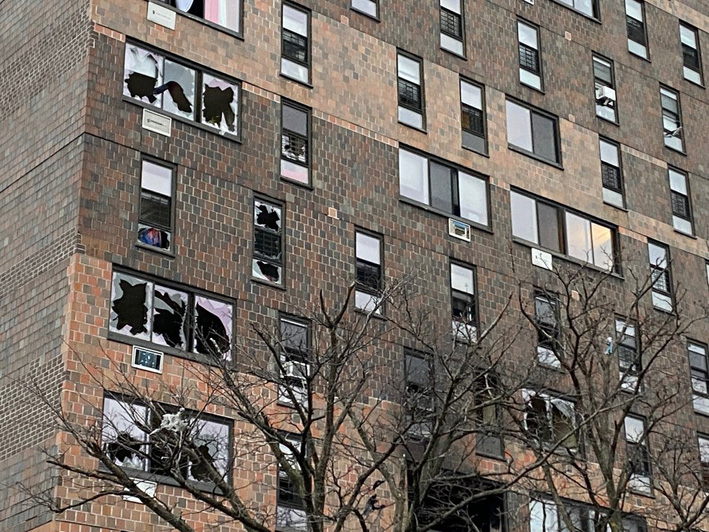 По меньшей мере 19 человек погибли в результате сильного пожара в Нью-Йорке