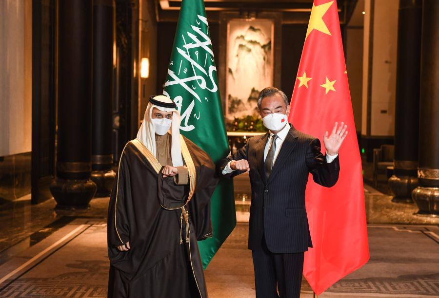 Ван И провел переговоры с главой МИД Саудовской Аравии