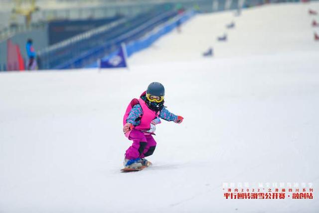 5-летняя девочка искусно катается на лыжах