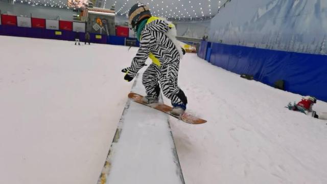 5-летняя девочка искусно катается на лыжах