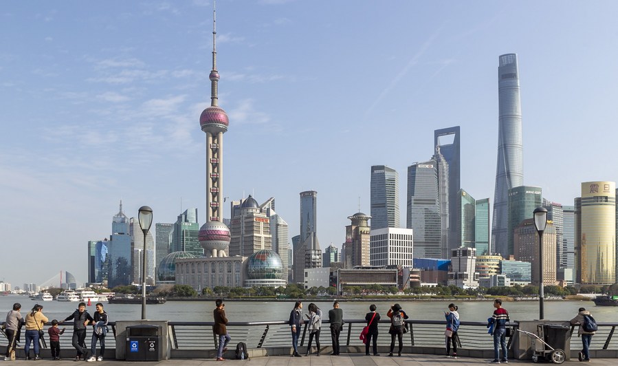6 января 2020 года, туристы наслаждаются видом на деловой район Луцзяцзуй в г. Шанхай /Восточный Китай/. /Фото: Синьхуа/