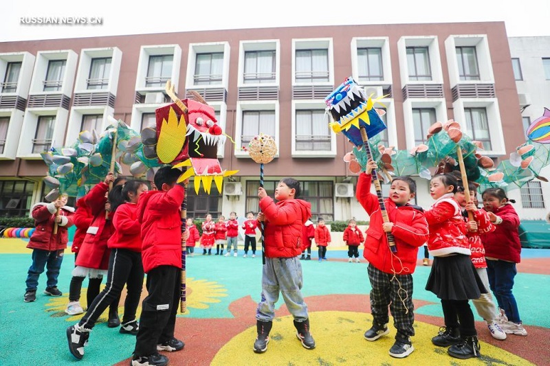 Милые ребятишки в провинции Чжэцзян весело встречали праздник Весны