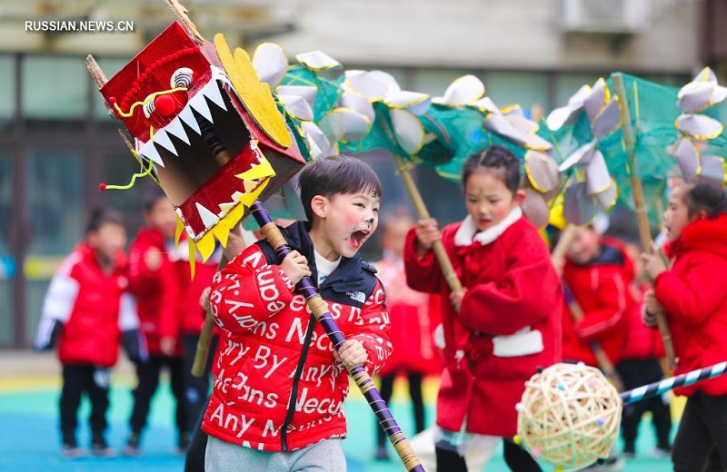 Милые ребятишки в провинции Чжэцзян весело встречали праздник Весны