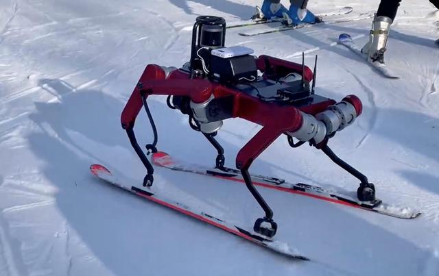 В Китае представлен шестиногий робот-лыжник, катающийся не хуже людей