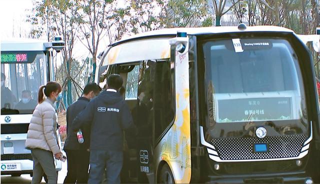 В Китае введен в строй первый круглосуточный беспилотный автобус