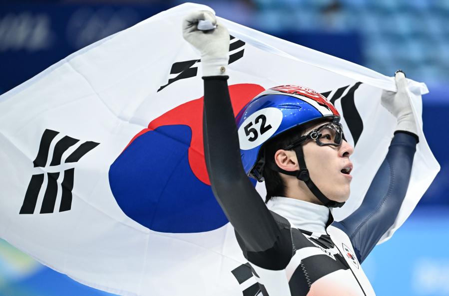 Шорт-трекист Хван Дэ Хон из Республики Корея завоевал золото на дистанции 1500 м у мужчин на зимней Олимпиаде 2022 года в Пекине