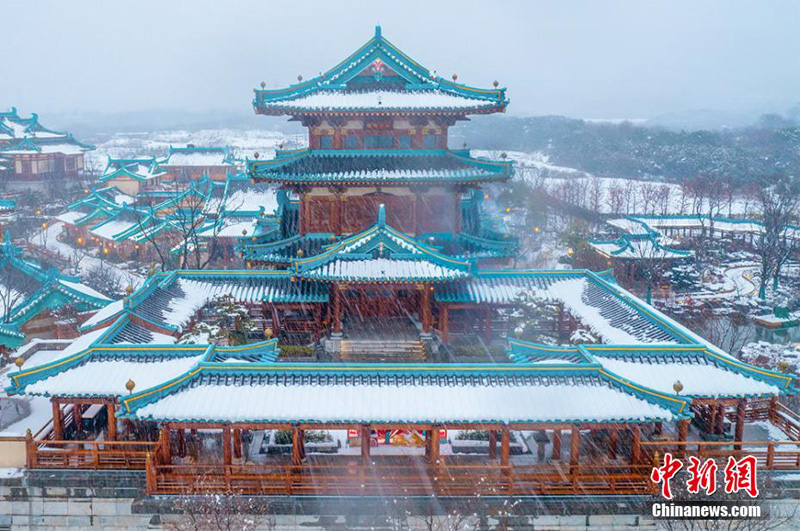Выпавший снег украсил архитектурный комплекс в Нанкине